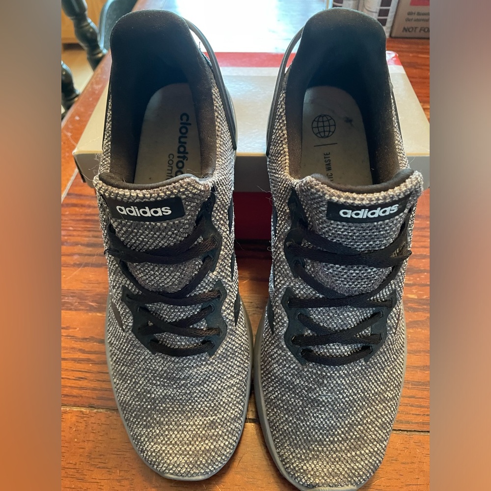 Men’s Adidas tennis shoes. Size 10.